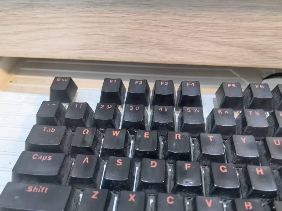 出问题的机械键盘:黑色键帽橙色字符,看着挺健康,其实毛病出在软件层