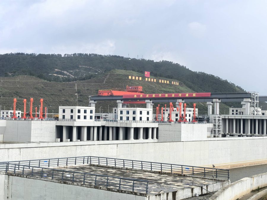 马道枢纽全景，红色启闭机与通航横幅